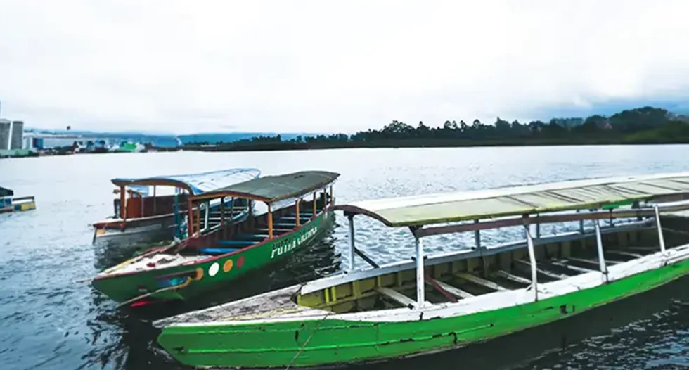 Tour perahu danau